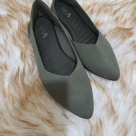 Pointed-toe knit flats