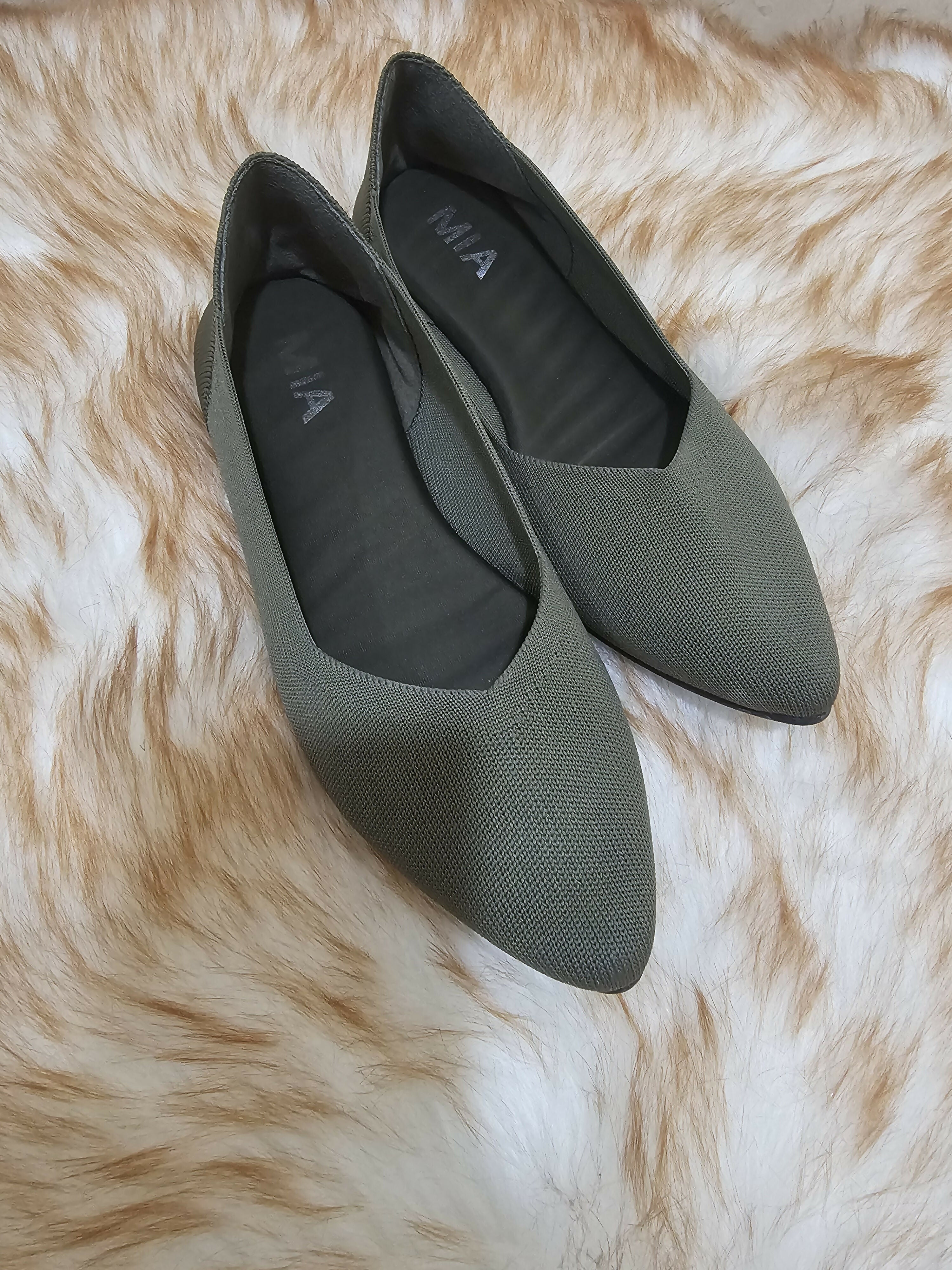Pointed-toe knit flats